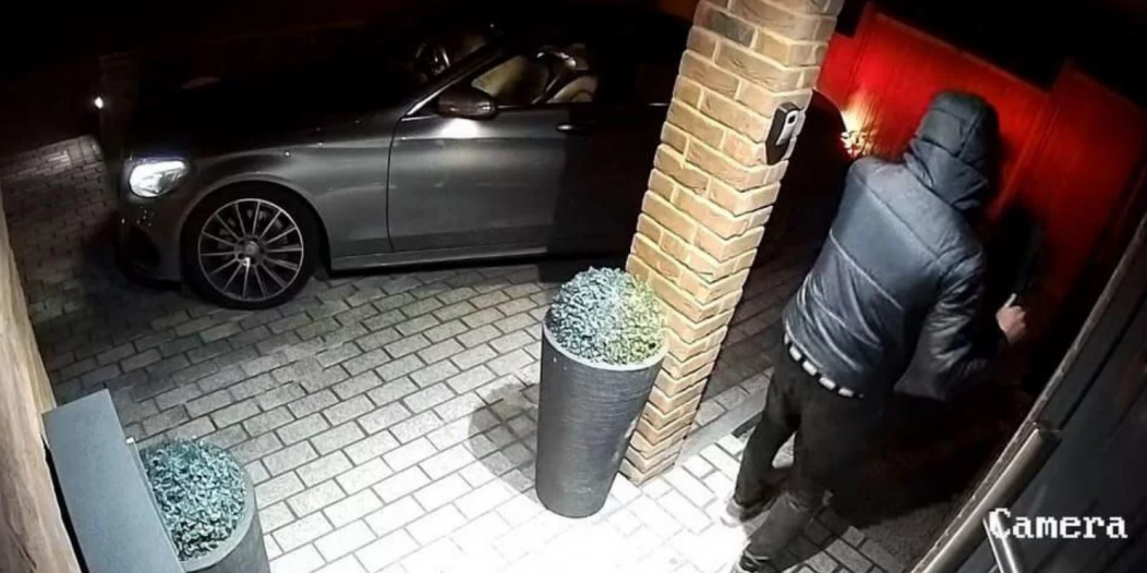 Watch: a Thief Steals Mercedes C-Class in Less than 20 Seconds! How?
