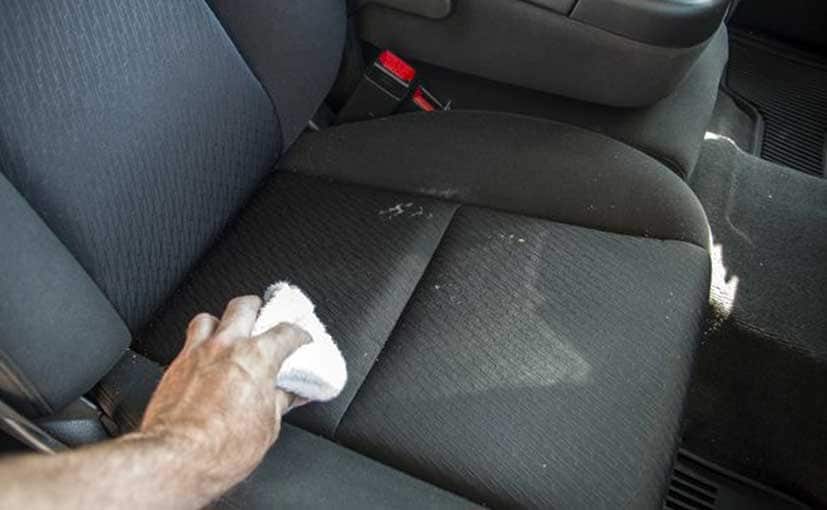 كيفية تنظيف مقاعد السيارة باستخدام منتجات منزلية