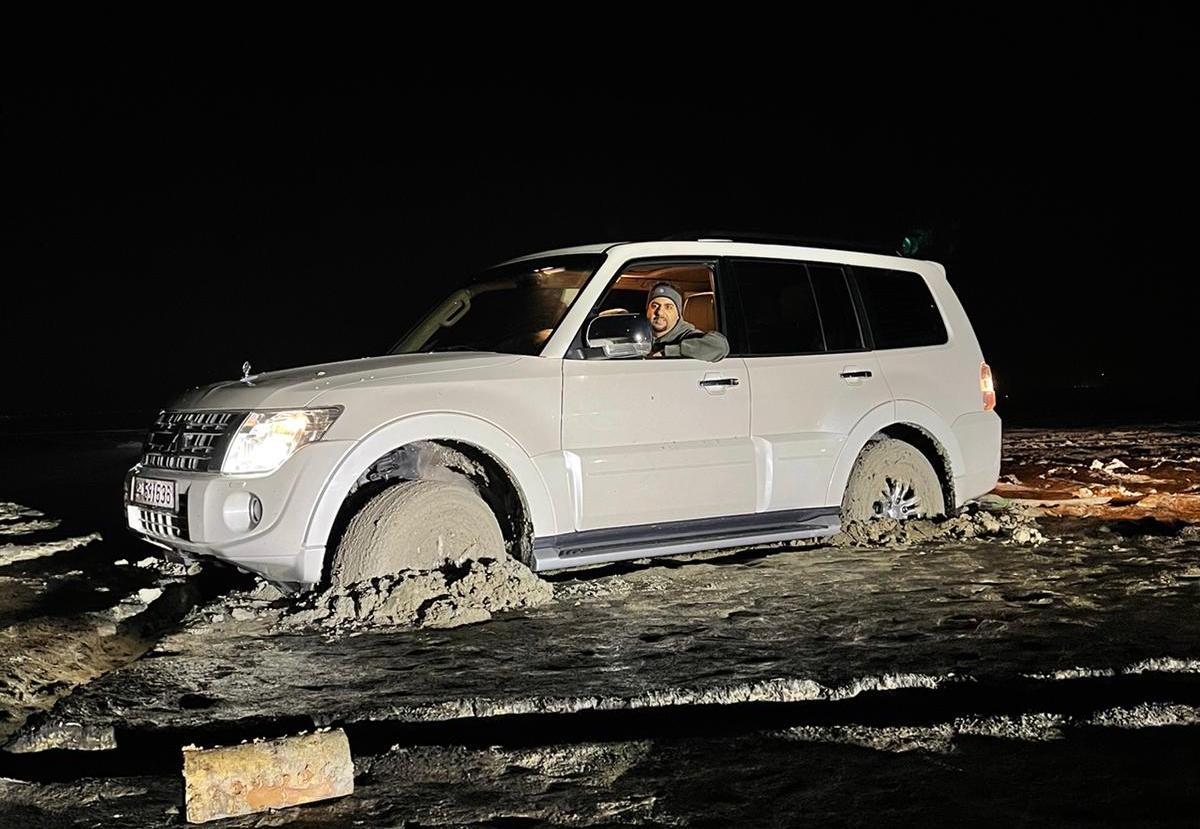 فريق عون قطر يخرج سيارتين عالقتين في سبخة زكريت